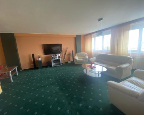 _worker02_medium_2123_b4c7a381-1cee-4101-97b1-fc1270a90d24